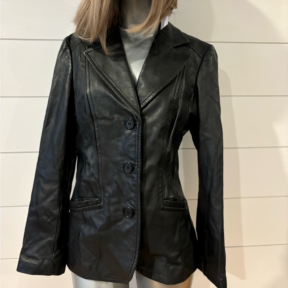 Danier woman’s black single breast 3 button Italian leather suit jacket Small
